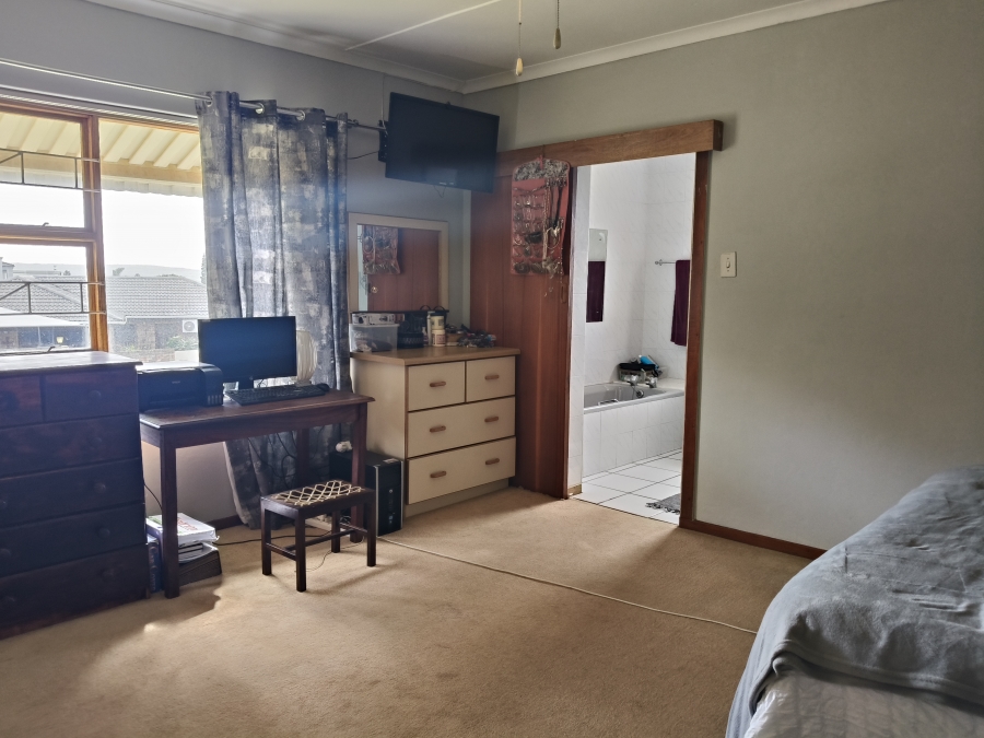 3 Bedroom Property for Sale in Wavecrest Eastern Cape